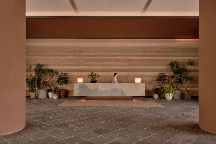 大阪城の石垣を連想させる石造りのエントランスがゲストを迎える。