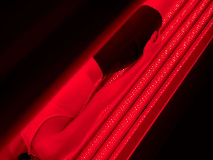 低レベルの赤色光と近赤外線が肌を優しくいたわり、明るく健やかな印象へと導く「LEDフルボディートリートメント」も導入。