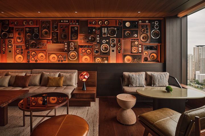 日本のオーディオの歴史を物語る壁一面のユースドのスピーカー。古いものは1965年にまで遡る。