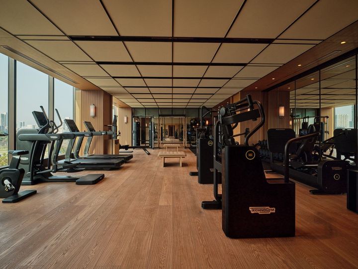 ジムではテクノジムのボディスキャンシステムが体組成を測定し、最適なワークアウトプログラムを提案。