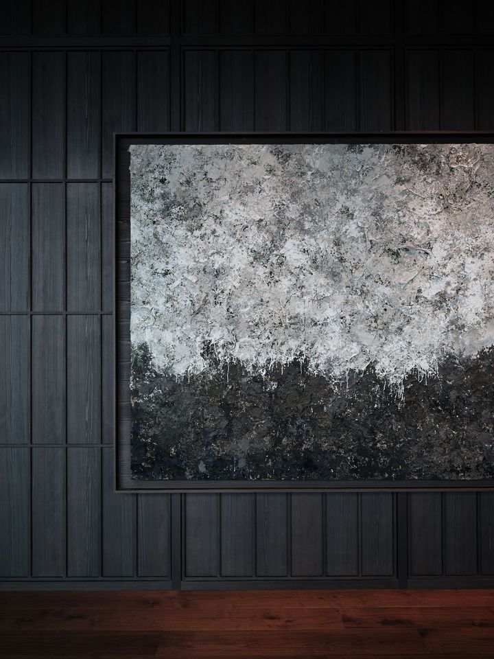 20階の壁を飾る和紙作家・ハタノワタルの作品。難波宮からインスピレーションをもらい、大地から空へと湧き上がるエネルギーを表現。