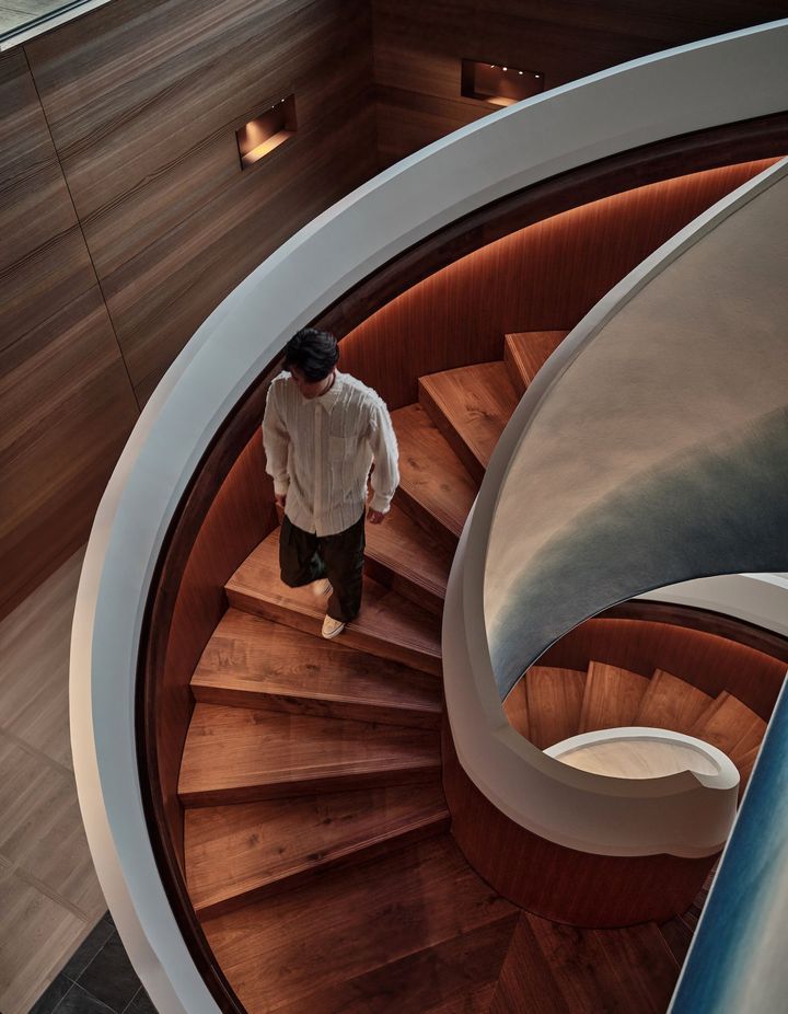 20階と19階をつなぐ螺旋階段。外側は濃淡の藍染めが施された和紙で彩られ、水の都・大阪を表現。