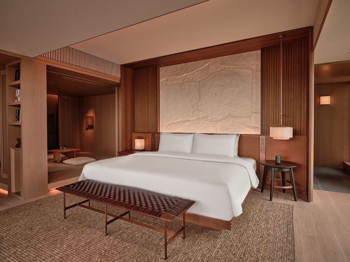 ベッドヘッドには大阪城の石垣をモチーフにした和紙のアートが飾られている。