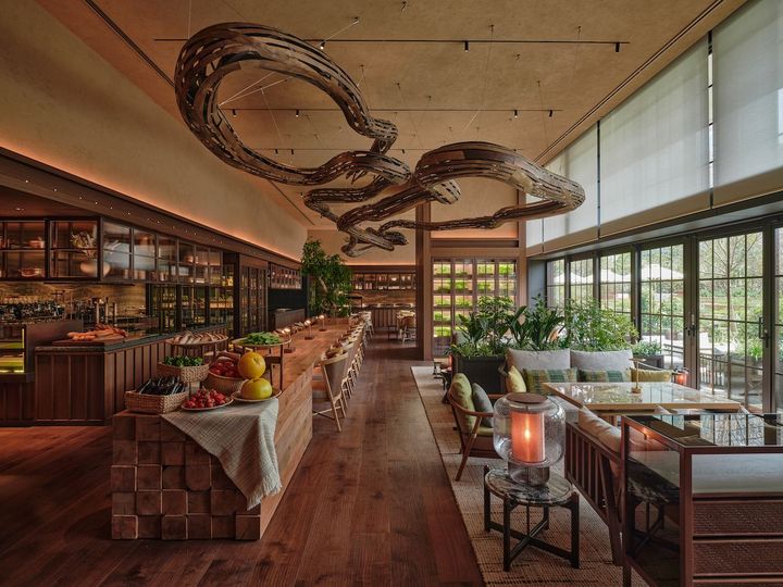 地元の工場から出た木の廃材をアップサイクルして作った全長52メートルのアート。