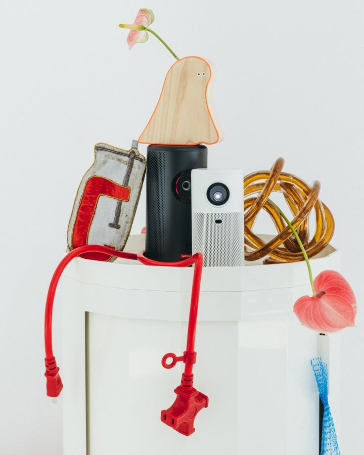 インドア派必見。コンパクトでインテリアにもしっくり馴染む今どきのプロジェクター【家電の再点検】