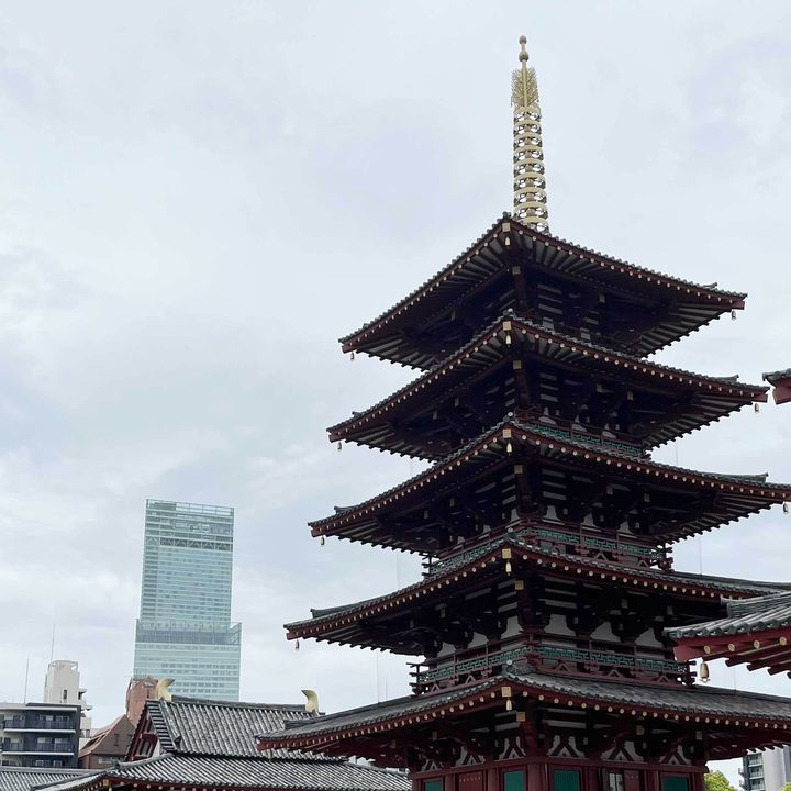 〈四天王寺〉から覗く〈あべのハルカス〉