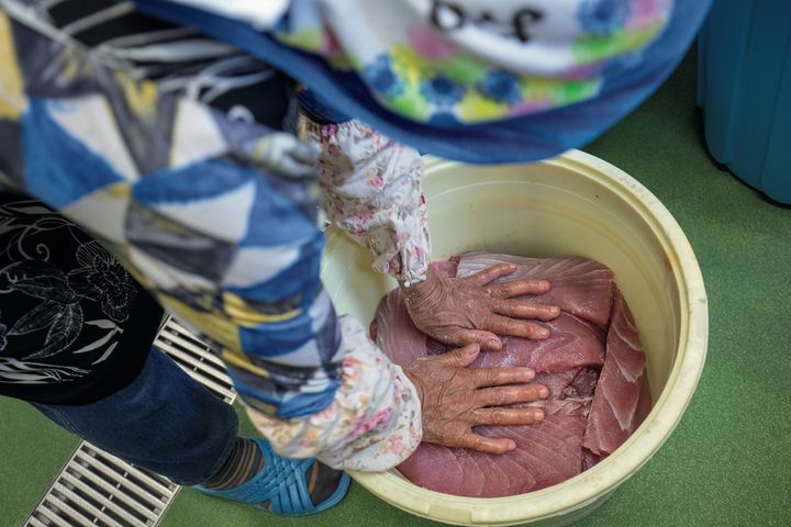 捕獲したイソマグロは解体し、身は仲間と食べるほか地元の人にも配る