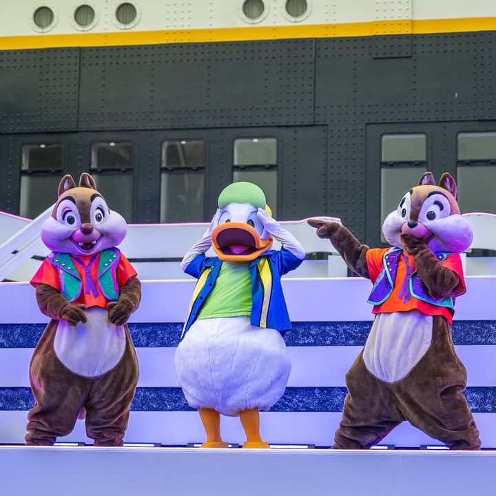 「ドナルドダック」、「チップ」、「デール」のコミカルな水撒き2