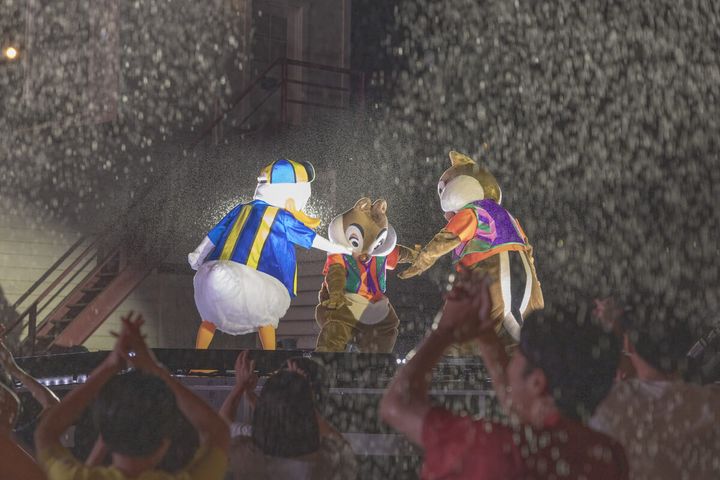 「ドナルドダック」、「チップ」、「デール」のコミカルな水撒き4