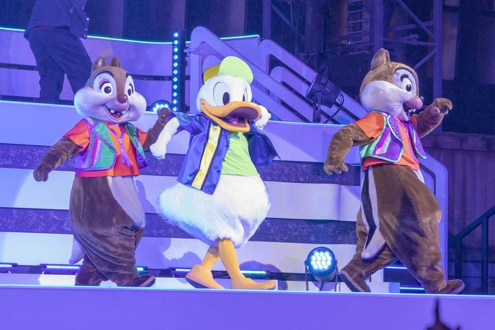 「ドナルドダック」、「チップ」、「デール」のコミカルな水撒き