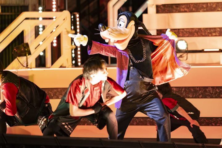 「グーフィー」と「プルート」のワイルドなパフォーマンス