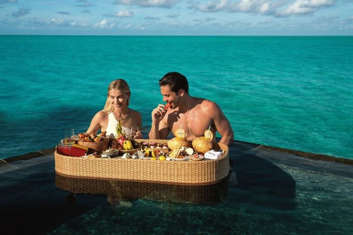 朝食におすすめなのがフォトジェニックな「フローティング ブレックファスト」。