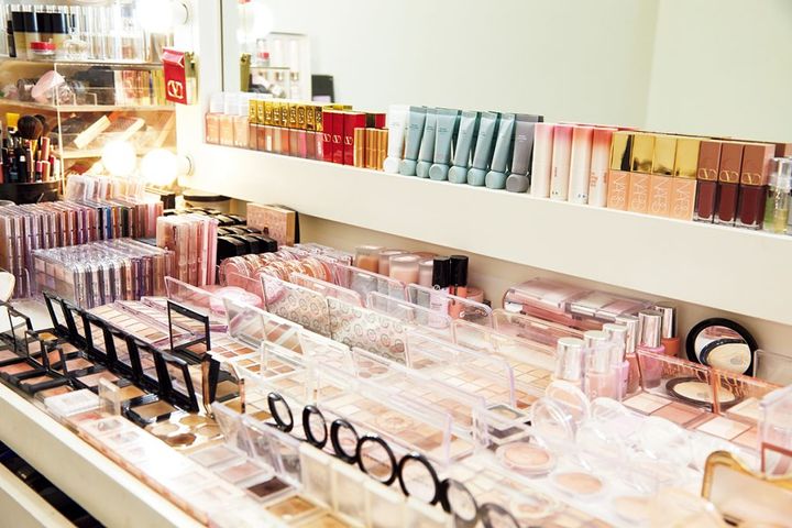 ジョンアン先生の専用個室には数えきれないほどのコスメの山！ その人の個性に合わせて道具を使い分けています。