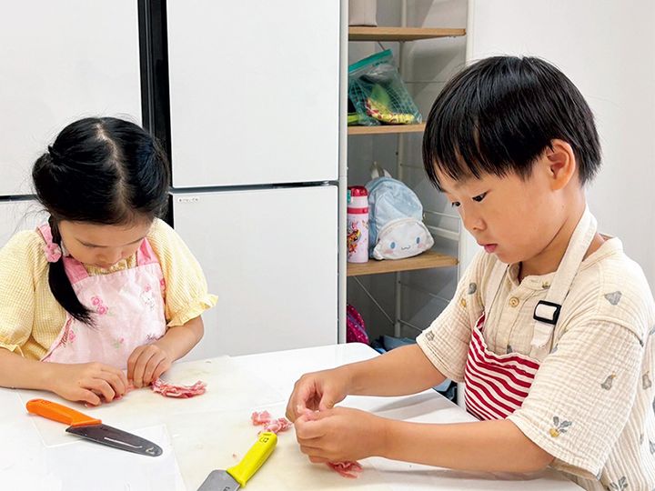 子ども向けお料理教室で料理する女の子と男の子