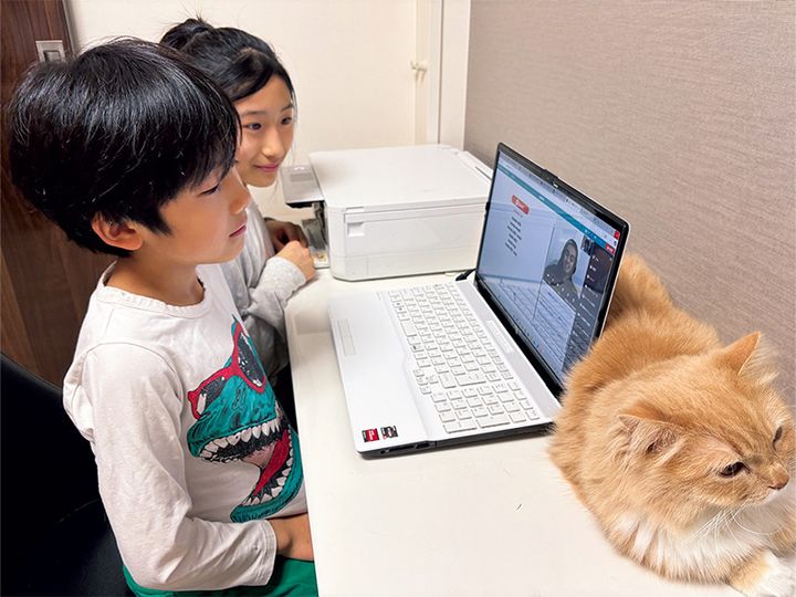 ネイティブキャンプのオンライン英会話を受ける男の子と女の子