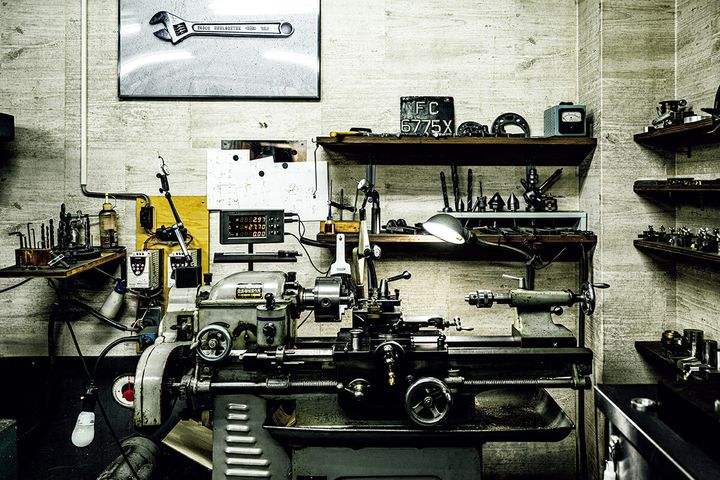 〈ŌTSUKA LŌTEC〉作業場の旋盤