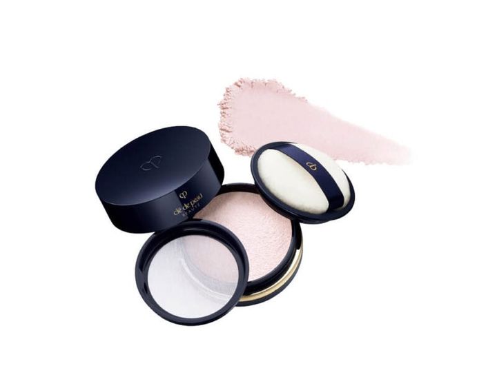 「ベタつきやすいフェイスラインや首にだけのせます」。クレ・ド・ポー ボーテ プードルトランスパラントn M 1万3200円（クレ･ド･ポー ボーテ）