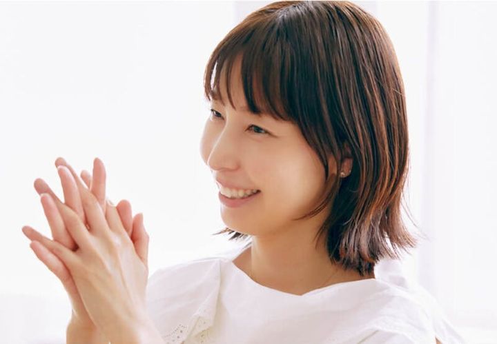 ヘアバームを指の間にもなじませて