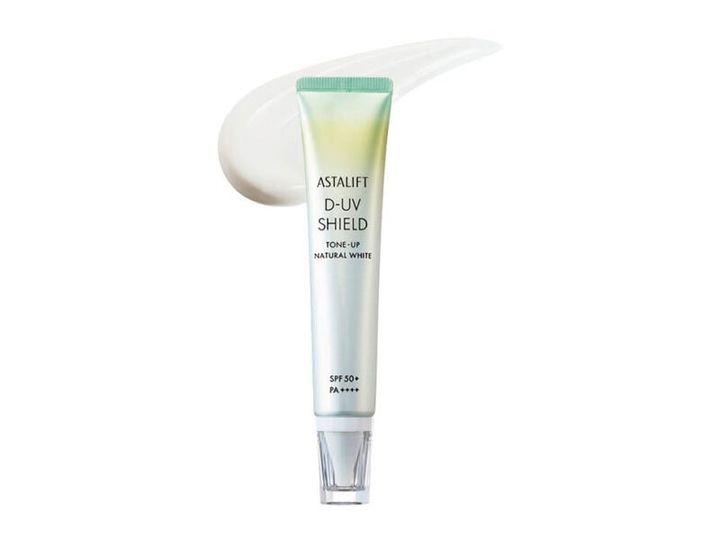 「終日のロケでもヨレ＆日焼け知らず」。アスタリフト D-UVシールド トーンアップ ナチュラルホワイト SPF50＋･PA++++ 30g 4290円（富士フイルム）