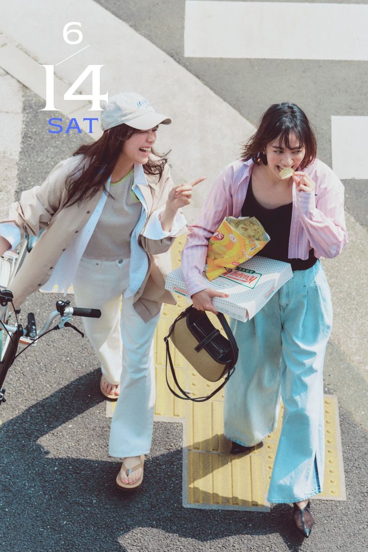 ベージュのタンクにベージュと白シャツを重ねて白デニムとキャップを合わせた貴島明日香さんと黒のタンクとゆるデニムにピンクの短丈ストライプシャツを羽織った岡本あずささん