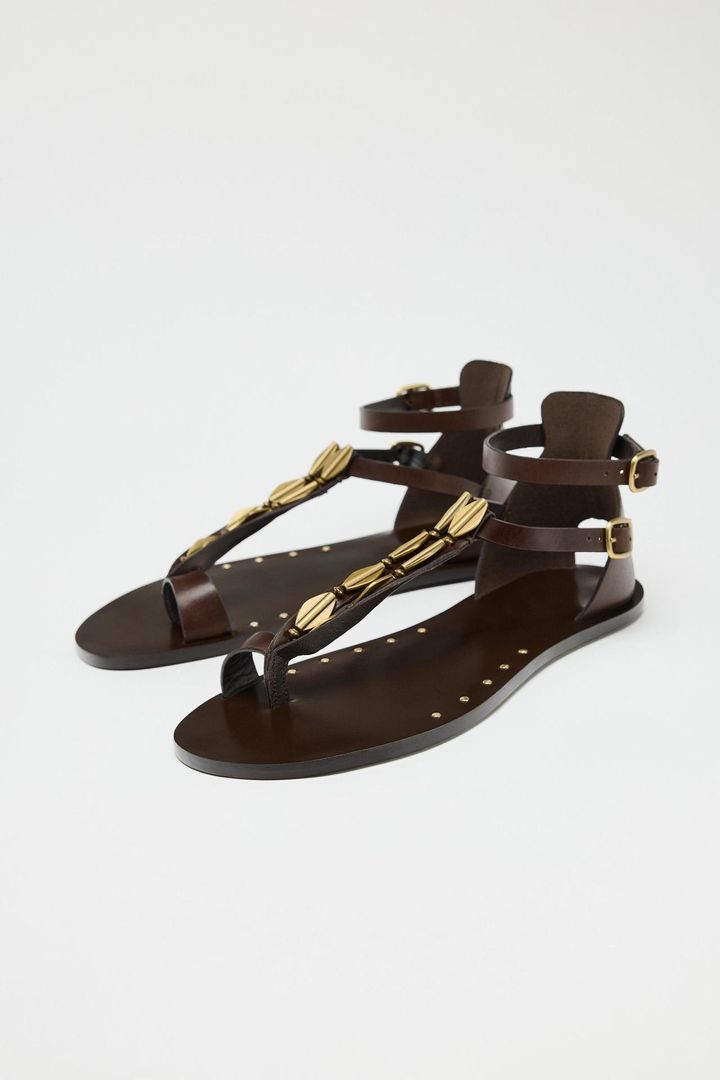 【ZARA】 トレンド 厚底 レザー バックル サンダル 夏 コーデ◎ ZARA】大人コーデにおすすめ♡「レザーサンダル」 | TRILL【トリル】