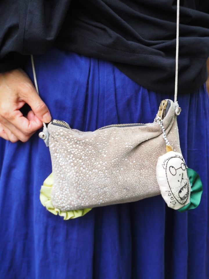 ベロア調のポシェット