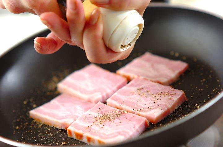 ビールのおつまみに！厚切りベーコンの黒コショウ焼き by 中島 和代さんの作り方1