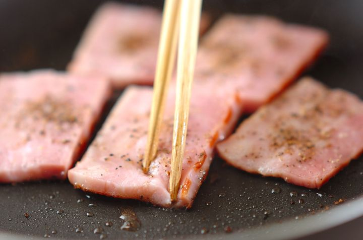 ビールのおつまみに！厚切りベーコンの黒コショウ焼き by 中島 和代さんの作り方2