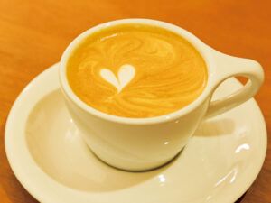 西新宿〈swamp〉カフェラテ