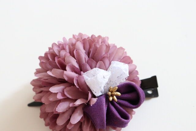 ダイソー フラワーヘアクリップ（つまみ＆フリンジ、赤、緑、紫） デザイン