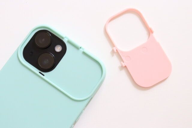 バイカラーレンズカバースタンド式ケース（アイフォーン用、15＆14、クールカラー） 取り外し