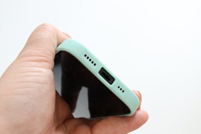 バイカラーレンズカバースタンド式ケース（アイフォーン用、15＆14、クールカラー） 充電口