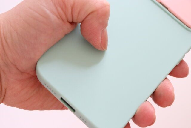 バイカラーレンズカバースタンド式ケース（アイフォーン用、15＆14、クールカラー） 質感