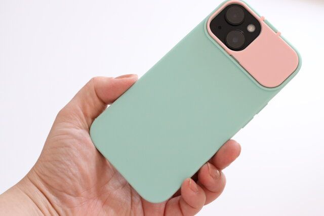 バイカラーレンズカバースタンド式ケース（アイフォーン用、15＆14、クールカラー） 装着