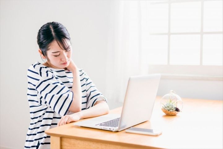 「巻き肩」になる原因は…