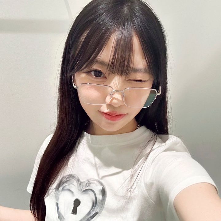 【SNAP】シルバーフレームのメガネで一気におしゃれ感アップ！ 栗原果乃さん