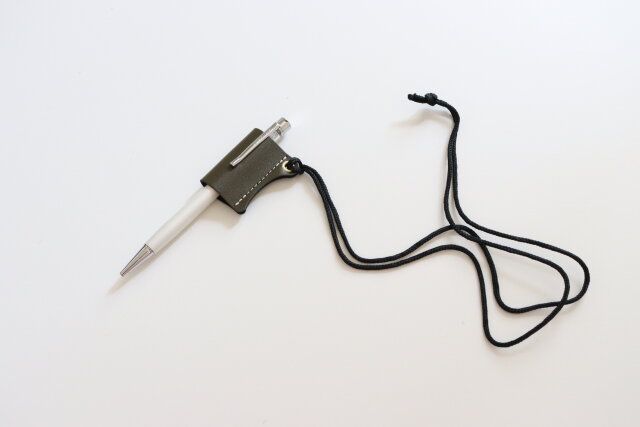 ペンホルダーストラップレザー調ショート 使用例