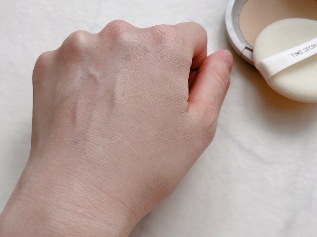 タイムシークレット ミネラル薬用プレストパウダー ライトオークル 手に甲につける
