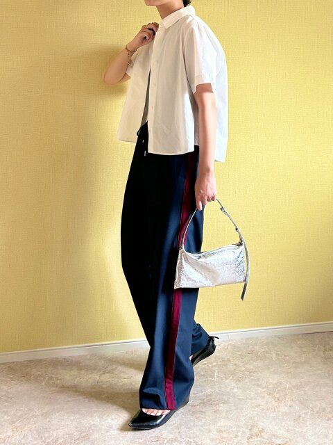 style②グリッターバッグをポイントに◎休日のシンプルカジュアル