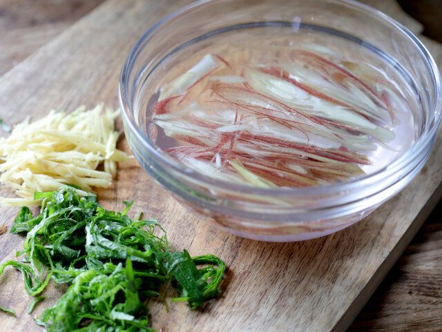 みょうがは、半分に切ってから千切りにし、20～30秒水にさらしてアクを取る。生姜と青じそも千切りにする。