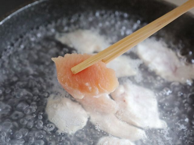 小鍋に湯を沸かし、①を入れて色が変わるまで1分ほど茹でる。