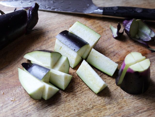 なすは、横3等分に切ってから縦4等分または6等分に切ってビニール袋に入れる。