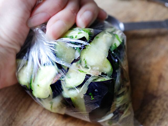 空気を抜いたビニール袋の口をしっかりと持ちながら、両手でギュッと10回ほど揉む。