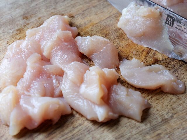 鶏肉は、3～4cmの大きさで厚さ1cmほどの削ぎ切りにする。