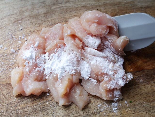 塩と片栗粉を上から振りかけ、ゴムベラなどを使ってさっと和える。