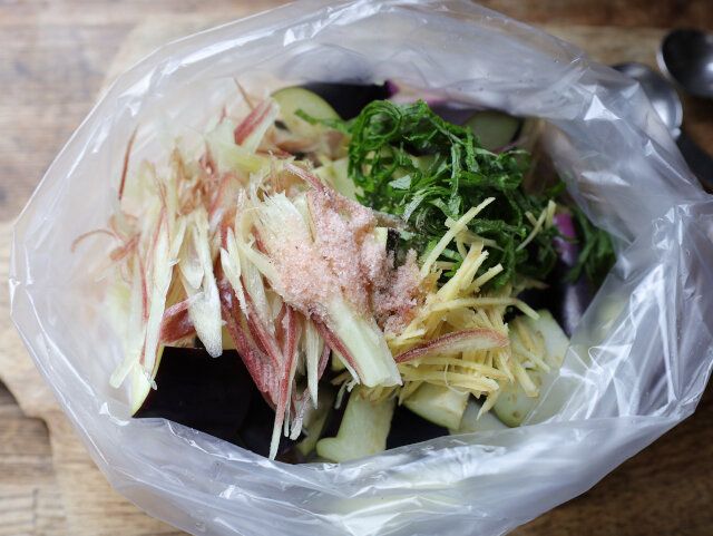 ④に⑤を入れたら、Aの塩も入れる。