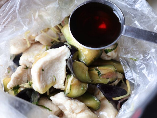 逆さにして出てきた水分を絞って捨て、③とめんつゆを加えて和えたら、出来上がり。