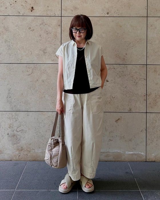 UNIQLOのダークブラウンの「リネンブレンドブラウス/ノースリーブ」