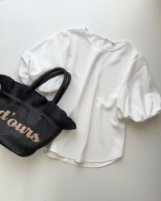 白のバブルスリーブブラウス