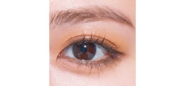 手持ちのベージュシャドウをアイホールと下まぶたにぼかし、ブラウンシャドウで上下のまぶたのキワを締めておく